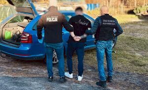 Funkcjonariusze doprowadzają zatrzymanego 23-latka. Fot. Policja w Słupsku Funkcjonariusze doprowadzają zatrzymanego 23-latka. Fot. Policja w Słupsku