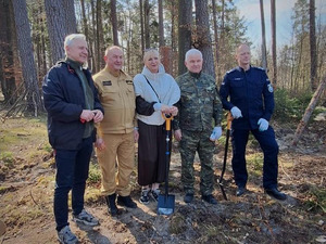 Akcja „Sadzimy. Razem z naturą” z udziałem Komendanta PSG we Władysławowie Fot. MOSG Akcja „Sadzimy. Razem z naturą” z udziałem Komendanta PSG we Władysławowie Fot. MOSG