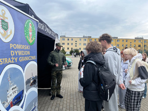 Funkcjonariusze MOSG zachęcali do wstąpienia w szeregi SG Fot. MOSG Funkcjonariusze MOSG zachęcali do wstąpienia w szeregi SG Fot. MOSG
