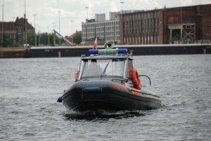 Fot. MOSG Jednostka pływająca z Morskiego Oddziału Straży Granicznej podczas patrolu portu szczecińskiego.