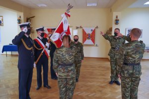 Fot. A. Kubiak Nowi funkcjonariusze ślubują na sztandar.