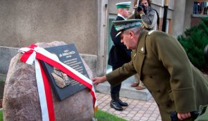  Generał dywizji SG Józef Klimowicz odsłania tablicę pamiątkową pułkownika Karola Bacza.