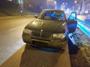 Fot. MOSG Czarny samochód marki BMW stojący na jednej z ulic Gdyni.