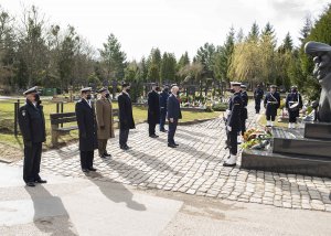 Fot. A. Kubiak Wojewoda Pomorski i delegacja służb mundurowych pod Pomnikiem Golgoty Wschodu w Gdańsku.