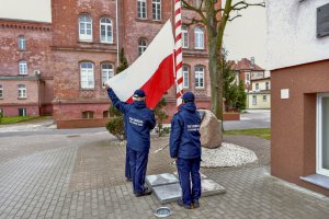Fot. MOSG Poczet flagowy wciąga flagę na maszt w Komendzie MOSG.