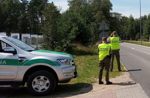 Fot. MOSG Funkcjonariusze Straży Granicznej typują samochody do kontroli drogowej.