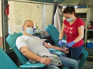 Fot. MOSG Mężczyzna podczas pobierania mu krwi w ramach akcji &quot;Na Straży Życia&quot;.
