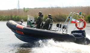 Fot. MOSG Funkcjonariusze SG patrolują rzekę pontonem SG-041.