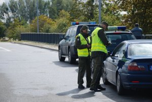 Fot. MOSG Funkcjonariusze SG kontrolują samochód.