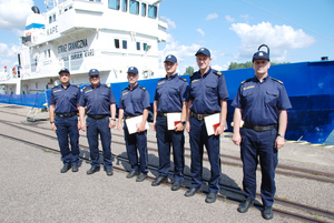 Fot. MOSG Komendanci MOSG oraz wyróżnieni funkcjonariusze stoją na tle SG-311.