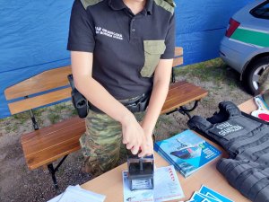 Fot. MOSG Na stoisku promocyjnym funkcjonariusze Straży Granicznej informują zwiedzających targi o służbie w formacji.