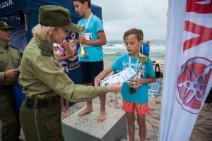 Fot. MOSG Wręczanie nagród najmłodszym uczestnikom biegu Brzegiem Morza.