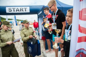 Fot. MOSG Wręczanie nagród najmłodszym uczestnikom biegu Brzegiem Morza.