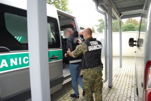 Fot. MOSG Wyprowadzenie zatrzymanego mężczyzny do pojazdu służbowego Straży Granicznej