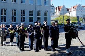 Fot. Pomorska Policja Delegacje służb składają kwiaty.