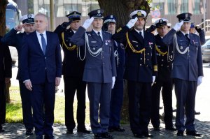 Fot. Pomorska Policja Delegacje służb składają kwiaty.