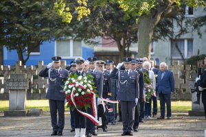 Fot. A. Kubiak Komendant MOSG w grupie osób przed złożeniem wieńca.