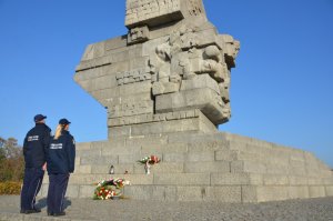 Fot. MOSG Funkcjonariusze SG składają kwiaty i znicze.