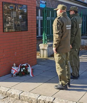 Fot. MOSG Funkcjonariusze SG składają kwiaty i znicze.