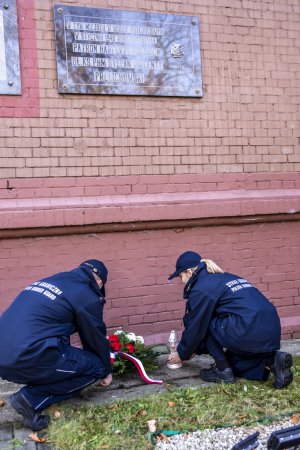 Fot. A. Kubiak Funkcjonariusze SG składają kwiaty i znicze.