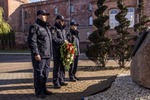 Fot. A. Kubiak Funkcjonariusze SG składają kwiaty i znicze.