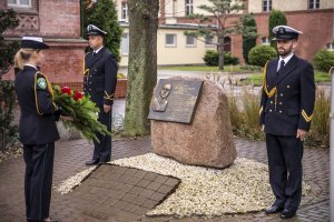 Fot. A. Kubiak Komendant MOSG składa kwiaty pod tablicą pamiątkową patrona oddziału.