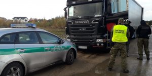 Fot. MOSG Funkcjonariusze SG przy zatrzymanych samochodach.