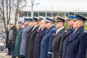 Fot. PUW w Gdańsku Wojewoda i przedstawiciele służb mundurowych składają kwiaty.