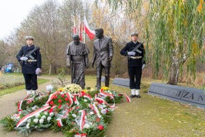 Fot. PUW w Gdańsku Wojewoda i przedstawiciele służb mundurowych składają kwiaty.
