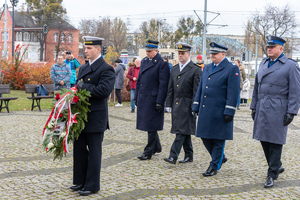 Fot. PUW w Gdańsku Wojewoda i przedstawiciele służb mundurowych składają kwiaty.