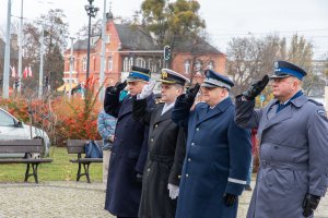 Fot. PUW w Gdańsku Wojewoda i przedstawiciele służb mundurowych składają kwiaty.