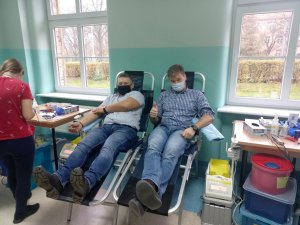 Fot. MOSG Funkcjonariusz w trakcie oddawania krwi.