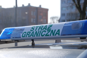 Fot. MOGS Napis Straż Graniczna na belce samochodowej.