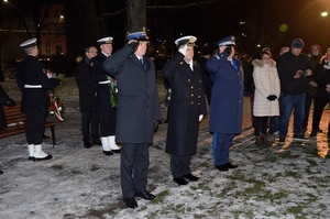 Fot. Pomorska Policja Komendanci Straży Granicznej, Policji i Straży Pożarnej oddają honor.