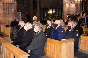 Fot. Pomorska Policja Komendanci Straży Granicznej, Policji i Straży Pożarnej w bazylice św. Brygidy.