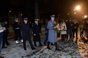 Fot. Pomorska Policja Komendanci Straży Granicznej, Policji i Straży Pożarnej składają kwiaty.