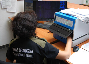Fot. MOSG Funkcjonariuszka z Placówki Straży Granicznej w Gdańsku podczas badania autentyczności dokumentów.