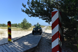 Fot. MOSG Funkcjonariusz Straży Granicznej jedzie quadem z plaży w Świnoujściu