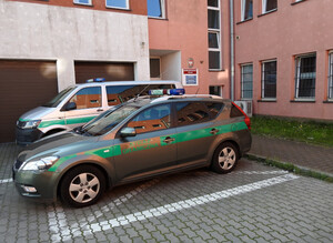 Fot. MOSG Pojazdy służbowe Straży Granicznej zaparkowane przed wejściem do Placówki Straży Granicznej w Świnoujściu