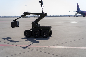 Fot. Andrzej Kubiak Robot pirotechniczny na płycie lotniska