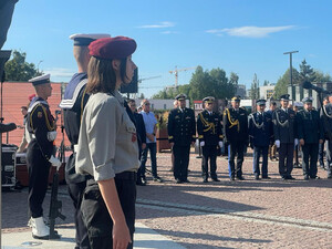 fot. PUW Komendant MOSG stoi na placu w trakcie uroczystości.