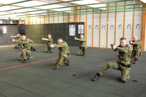 Fot. OSSSG Funkcjonariusze w trakcie szkolenia strzeleckiego.
