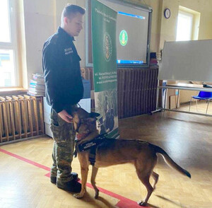 Funkcjonariusz Straży Granicznej z psem służbowym. Fot. MOSG Funkcjonariusz Straży Granicznej z psem służbowym