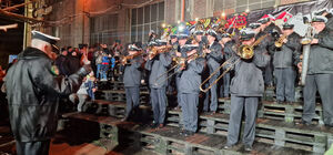 Orkiestra MOSG w Gdańsku Zdjęcie pokazuje Orkiestrę Morskiego Oddziału Straży Granicznej grającą koncert w sztabie WOŚP w Gdańsku