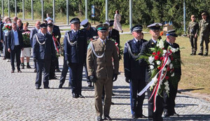 Uczcili pamięć ofiar II wojny światowej. Fot. Pomorska Policja Uczcili pamięć ofiar II wojny światowej. Fot. Pomorska Policja