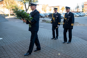 Posterunek honorowy funkcjonariuszy SG pod tablicą płk. K.Bacza. Fot. Ł. Zwoliński 