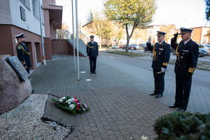 Posterunek honorowy funkcjonariuszy SG pod tablicą płk. K.Bacza. Fot. Ł. Zwoliński 