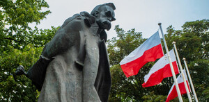 Uroczystości pod pomnikiem Józefa Piłsudskiego w Gdańsku (fot. Dominik Paszliński | www.gdansk.pl) Uroczystości pod pomnikiem Józefa Piłsudskiego w Gdańsku (fot. Dominik Paszliński | www.gdansk.pl)