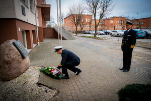 Zastępca Komendanta MOSG składa kwiaty. Fot. Ł. Zwoliński Zastępca Komendanta MOSG składa kwiaty. Fot. Ł. Zwoliński