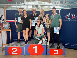 Zwycięzcy pływackich zawodów na podium Zwycięzcy pływackich zawodów na podium
